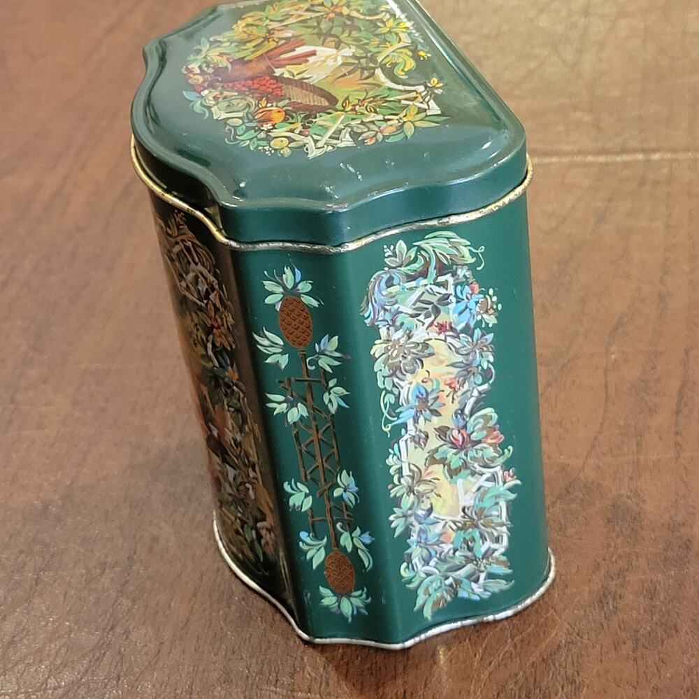 Vintage Christmas Tin England Holiday Tea 1981 Green Pineapples Gold Trim Avon - Picture 4 of 9